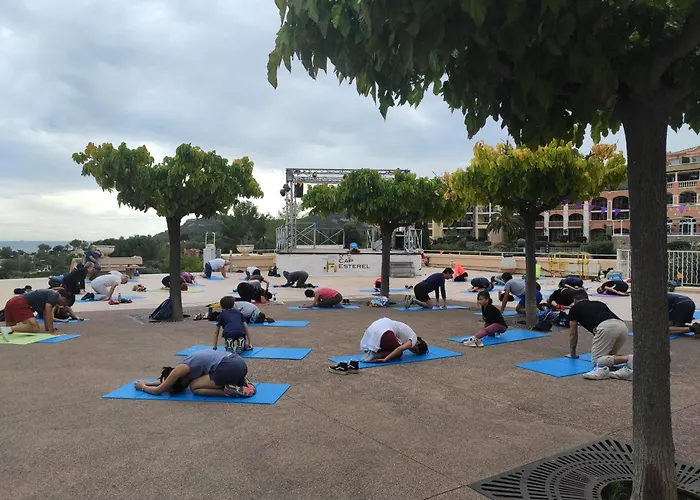 T2 Vue Mer, Jardin Clos, Village Cap Esterel St Raphael Апартаменты *