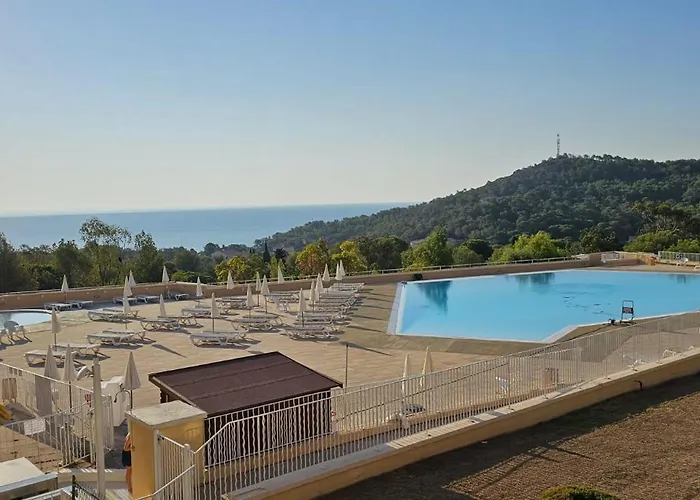 T2 Vue Mer, Jardin Clos, Village Cap Esterel St Raphael Апартаменты *